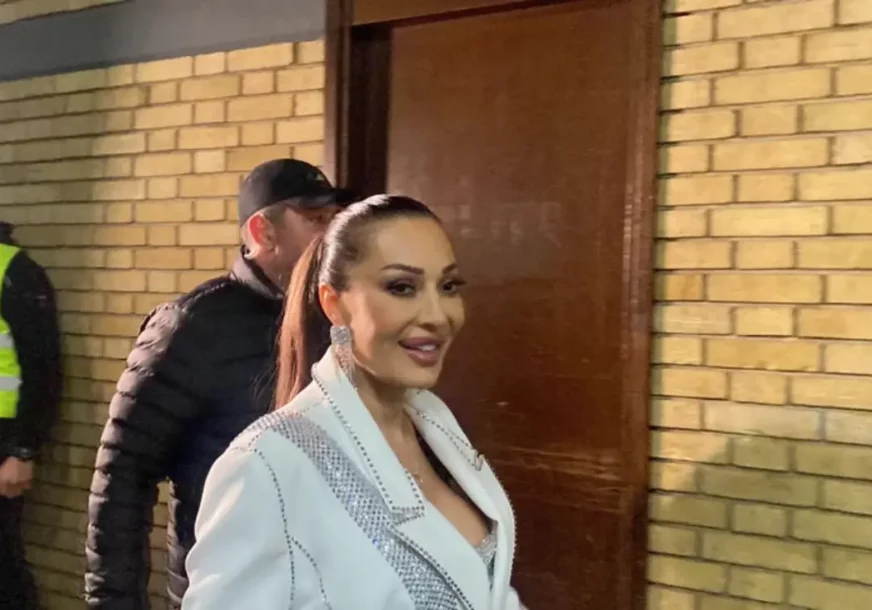 (VIDEO) Nikad emotivniji trenutak na Cecinom koncertu: Pjevačica dobila poseban poklon, pjesmu “Pile” posvetila nastradalim u Novom Sadu