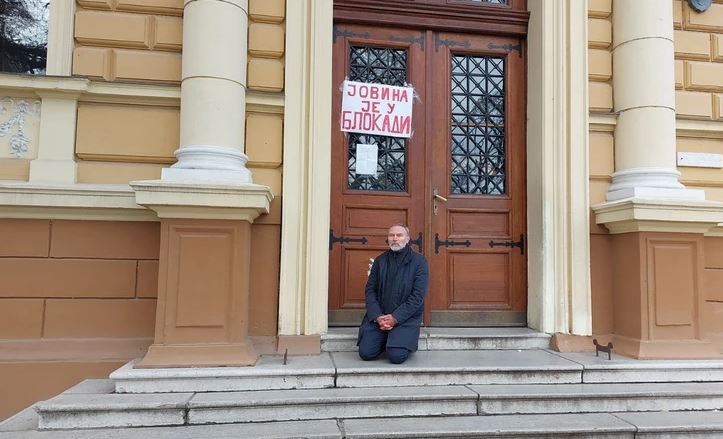 Direktor kleči ispred gimnazije