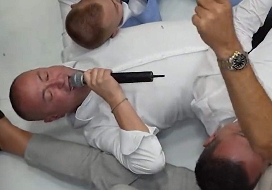 LEŽI NA PODU SA GOSTIMA Đani napravio atmosferu do ludila, novčanice od 100 evra letjele na sve strane