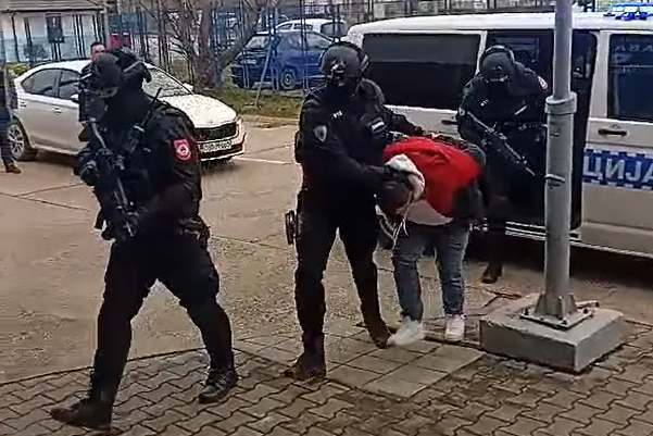 (VIDEO) U Gradiški uhapšen Norvežanin: Osumnjičen da je sa parkinga UKRAO 3 AUTOMOBILA