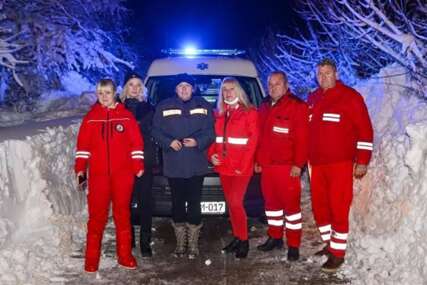 (FOTO) Heroji velikog srca: Ekipa Hitne pomoći iz Banjaluke 4 SATA se probijala kroz snijeg do BOLESNOG DJETETA