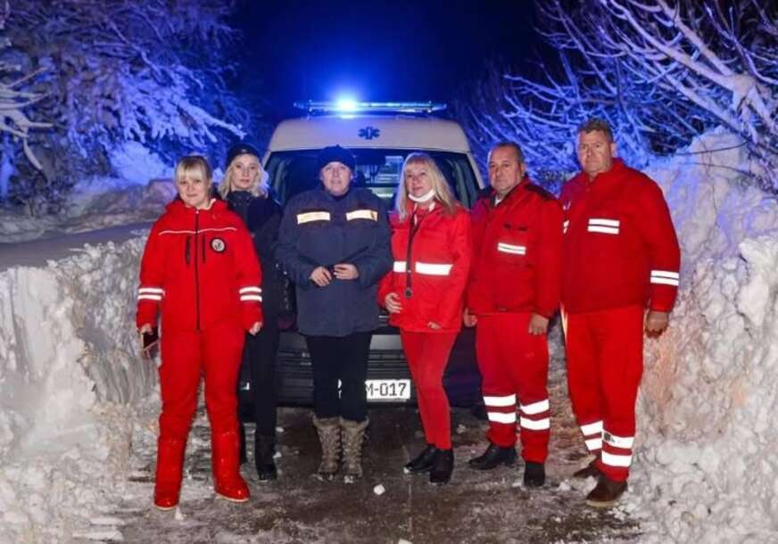 (FOTO) Heroji velikog srca: Ekipa Hitne pomoći iz Banjaluke 4 SATA se probijala kroz snijeg do BOLESNOG DJETETA