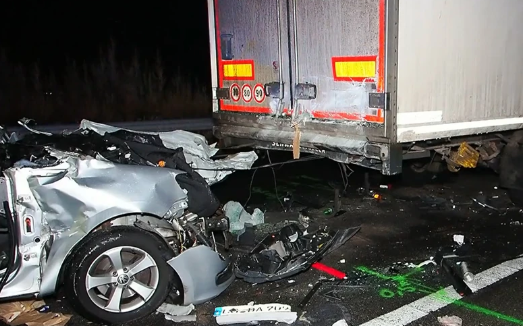 (FOTO) "Vozač je najvjerovatnije ZASPAO ZA VOLANOM" Novi detalji jezive saobraćajne nesreće u Mađarskoj u kojoj je POGINUO BRAČNI PAR, a povrijeđeno 4 djece