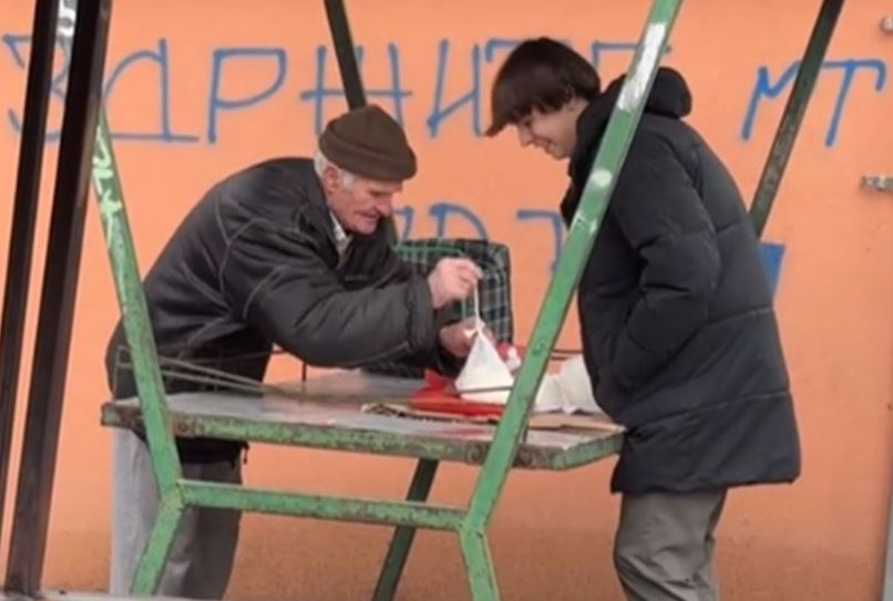 Luka pomogao djedu sa pijace 