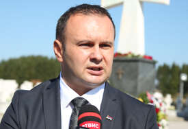 (FOTO) Ćosić odgovorio Eleku „Nek ne prekida sa ostavkama“