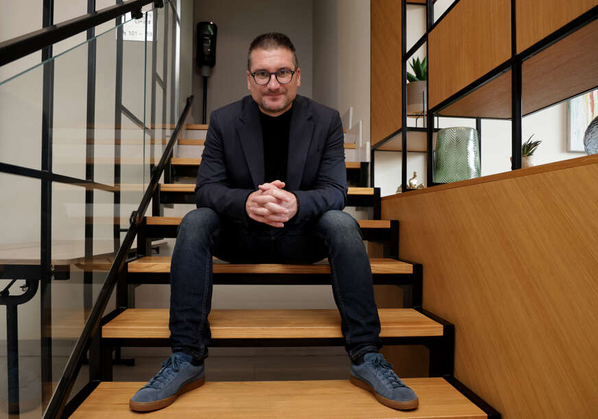 NENAD GUGL PROFESOR KNJIŽEVNOSTI