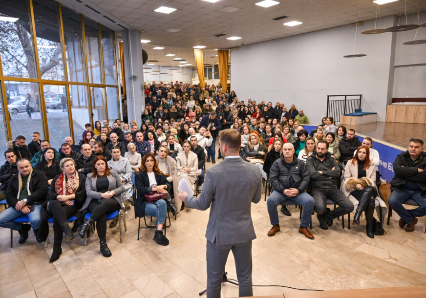 (FOTO) "Nama ovo ne rade stranci, RADE NAM NAŠI LJUDI" Stanivuković sa malim preduzetnicima o nametima i POVEĆANJU POREZA zbog zakona koji Vlada najavljuje