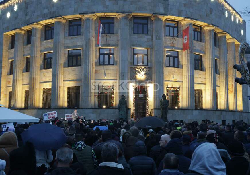 (VIDEO, FOTO) "Strah i Draško nisu na istoj planeti, ako ne povučete zakon NASTAVLJAMO DALJE" Žestoke poruke sa protesta ispred Palate predsjednika RS u Banjaluci