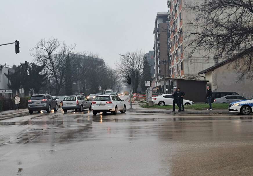 (FOTO) Saobraćajka u Banjaluci: Učestvovala 2 automobila, policija na terenu