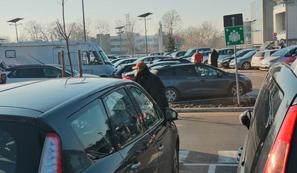 (FOTO) KAMUFLIRANA OD GLAVE DO PETE Pjevačica Senidah u bundi do poda drami na aerodromu, pa pozira