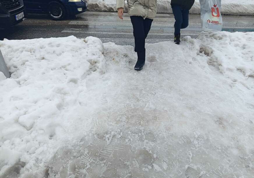 (FOTO) Kako preći na semaforu, a da ne rizikujete pad: Pješački prelazi ZATRPANI, ako se temperatura spusti biće opasno