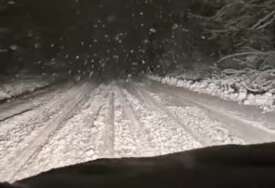 (FOTO) "Udar je bio snažan" Ogromna stijena se obrušila i SMRSKALA "GOLF" u pokretu