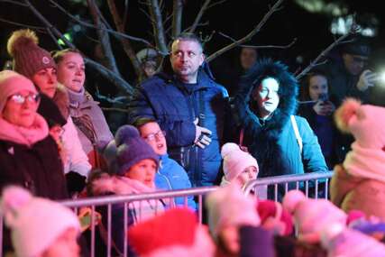 Tradicija stara stotinama godina: Evo zašto se ljubimo u PONOĆ, ali i kako se značenje mijenjalo
