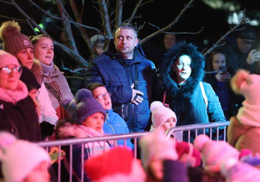 Tradicija stara stotinama godina: Evo zašto se ljubimo u PONOĆ, ali i kako se značenje mijenjalo