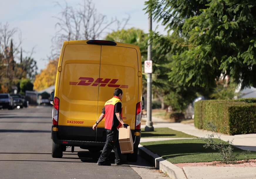 Uklanjanje pošiljki sa puta trajalo satima: Hiljade paketa DHL IZGORJELO NA AUTO-PUTU u Njemačkoj