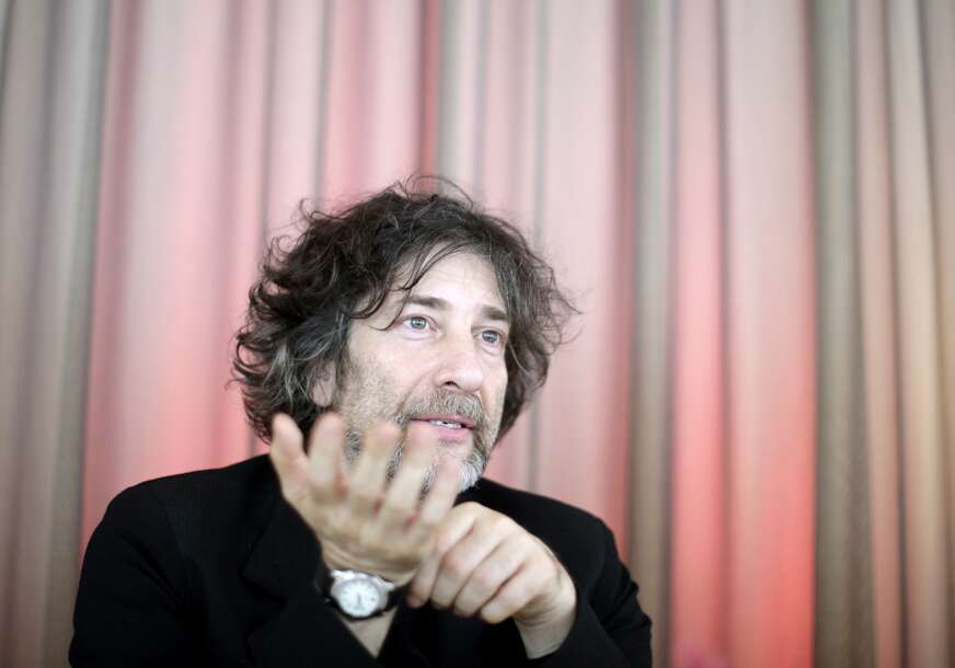 ŽELIO DA GA OSLOVLJAVAJU SA "GOSPODAR" Poznati pisac Nil Gejmen suočava se s optužbama za seksualno zlostavljanje 8 žena