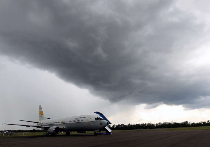 Bilo 173 putnika: Avion Boing 737 prinudno sletio na aerodrom u Moskvi