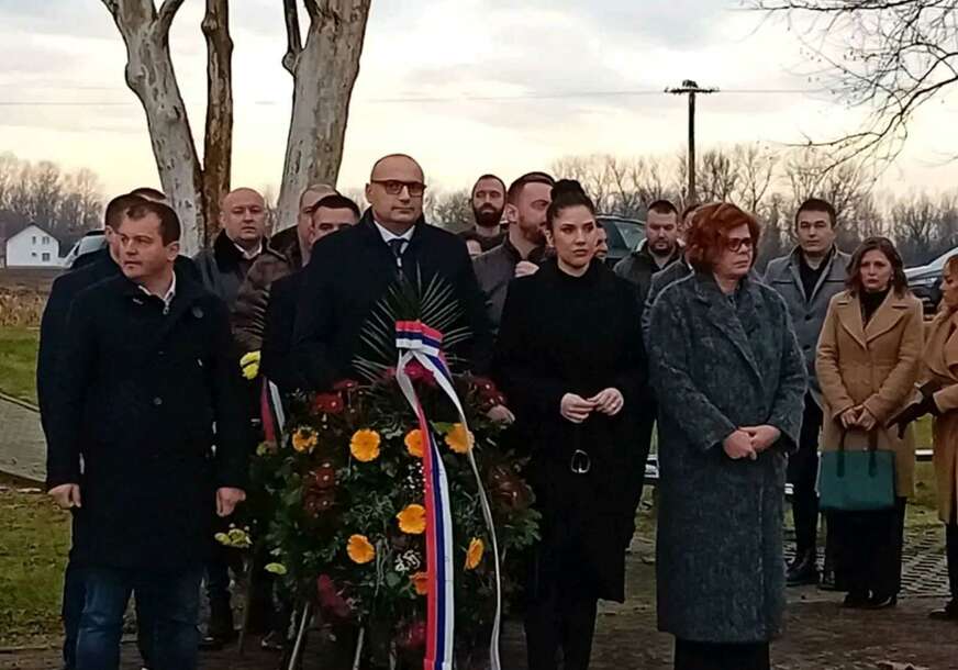 (FOTO) “Rana koja nikada neće zarasti” Banjac sa delegacijom NPS položio vijenac u Donjoj Gradini povodom Međunarodnog dana Holokausta