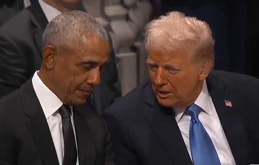 (VIDEO) Udri brigu na veselje: Na sahrani bivšeg predsjednika Džimija Kartera, Obama i Tramp ĆASKALI i SMIJALI SE