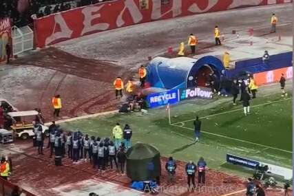 (VIDEO) KAKVA DOBRODOŠLICA Navijači Zvezde grudvama gađali fudbalere PSV