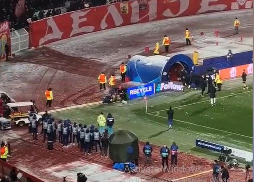 (VIDEO) KAKVA DOBRODOŠLICA Navijači Zvezde grudvama gađali fudbalere PSV