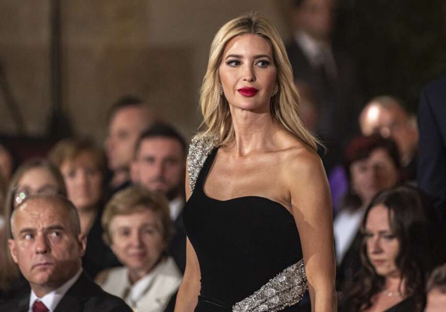 (FOTO) Zasijala, ali bukvalno: Trampova kćerka se na svečanoj večeri pojavila u haljini PREKRIVENOJ KRISTALIMA