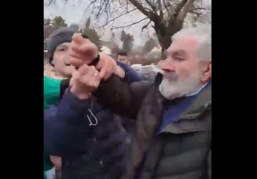 (VIDEO) A U SRBIJI, ŠOK ZA ŠOKOM Muškarac nasrnuo nožem na studenta tokom blokada u Novom Sadu, PA GA JE POLICIJA UHAPSILA