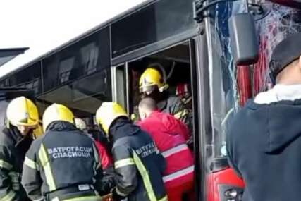 (VIDEO, FOTO) JEZIVI PRIZORI SUDARA 2 AUTOBUSA Vozač pokosio sve na stanici, pa se zakucao u vozilo