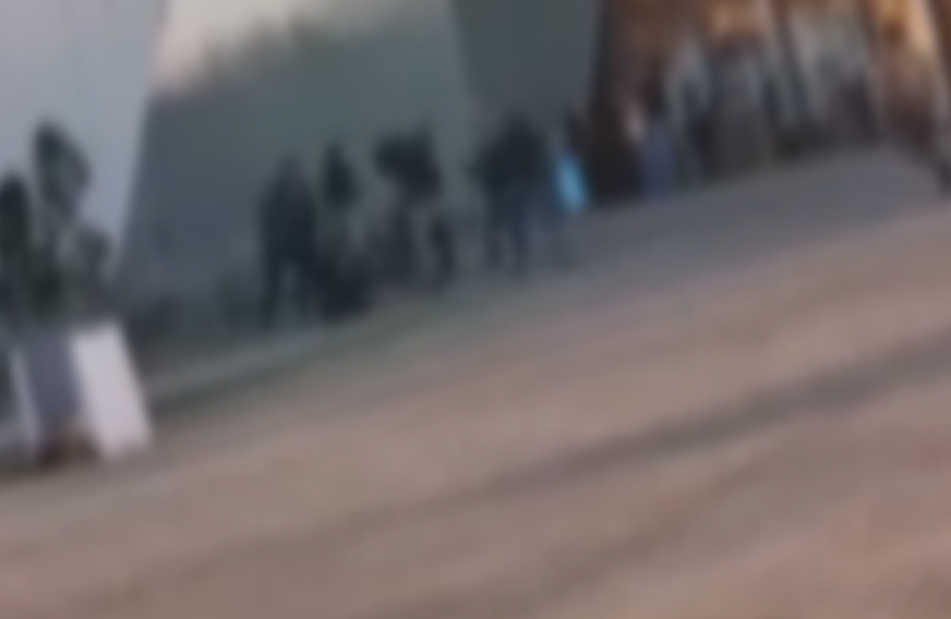 (VIDEO) Drama ispred tržnog centra: Grupa muškaraca PALICAMA tukli mladića koji je ležao na podu