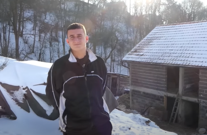 (VIDEO) NIJEDAN POSAO MU NIJE STRAN Samin Muslimović (15) voli svoje selo, a poslije školovanja planira se baviti stočarstvom