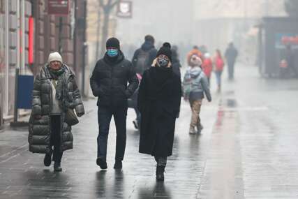 Ljudi s maskama šetaju Sarajevom