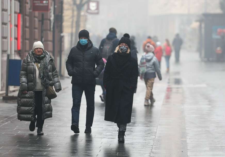 Ljudi s maskama šetaju Sarajevom