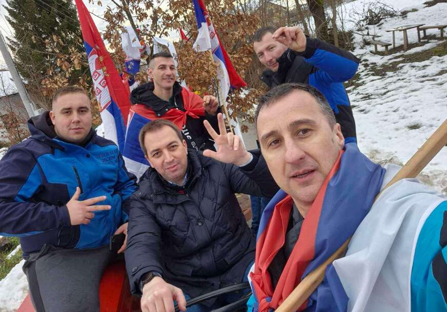(FOTO) "Zajedništvo, sloga i vjera" Selak sa komšijama iz Šargovca nosio badnjak