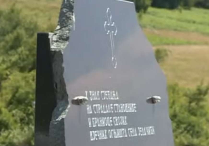 Scenario se ponavlja PETI PUT: Ponovo OSKRNAVLJENA SPOMEN PLOČA u selu Јelačići kod Kladnja