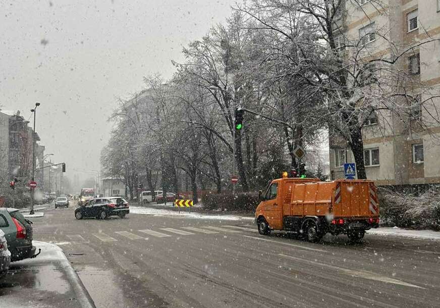(FOTO) "Prati se stanje u vezi sa SNJEŽNIM PADAVINAMA" Poseban naglasak stavljen na visinske dijelove grada