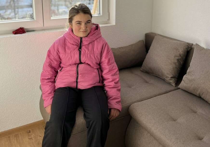 (FOTO) SVE JE MOGUĆE UZ DOBRU VOLJU Marija (12) iz Karakaja, koja je živjela sa bolesnom majkom i bakom u staroj kući, dobila NOVI KROV NAD GLAVOM