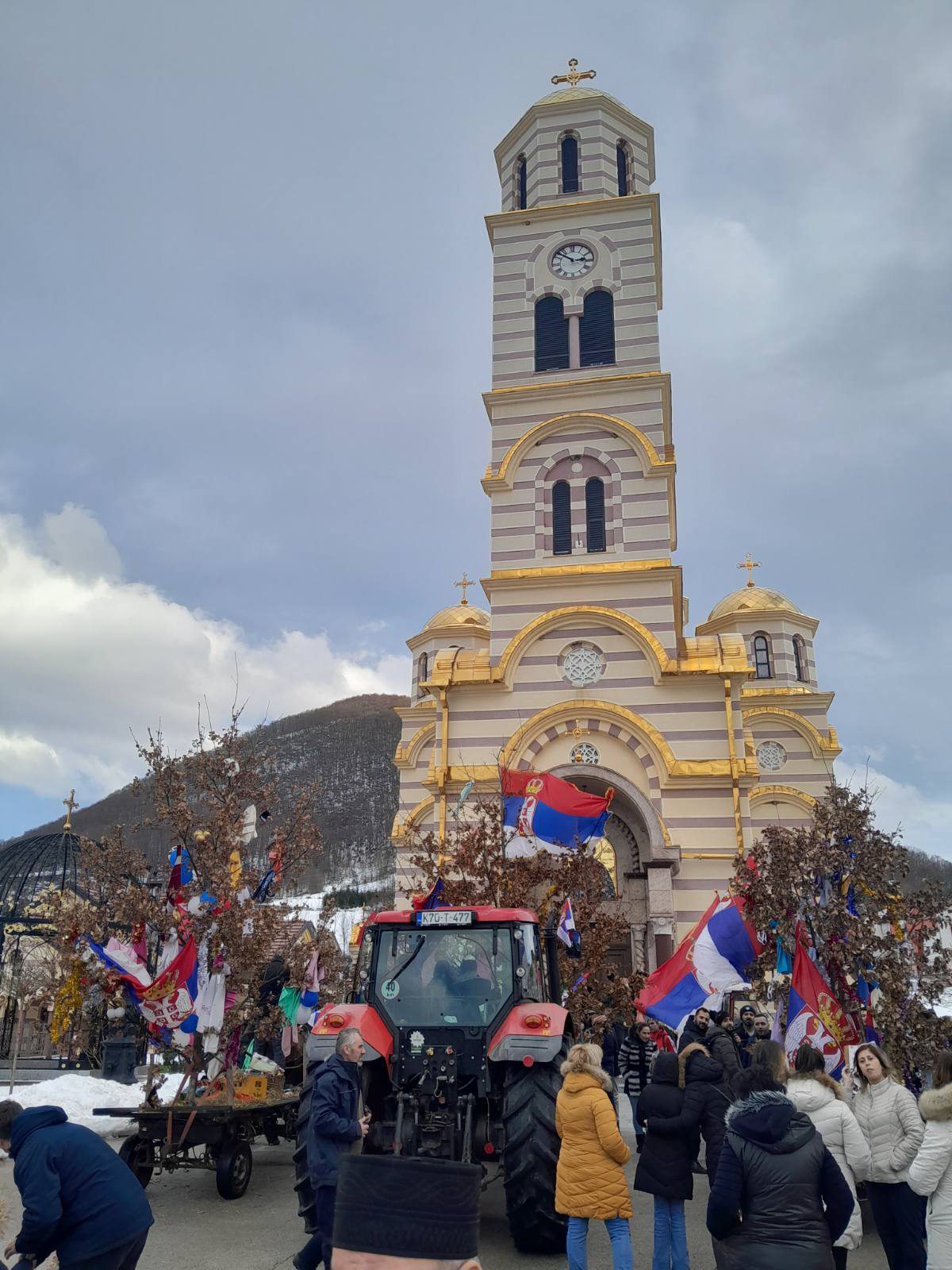 dočekani badnjaci pred hramove u Mrkonjić Gradu