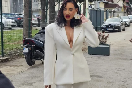 (FOTO) LEĐA GOLA, ZADNJICA U PRVOM PLANU Katarina Grujić pokazala kako se preznojava u teretani