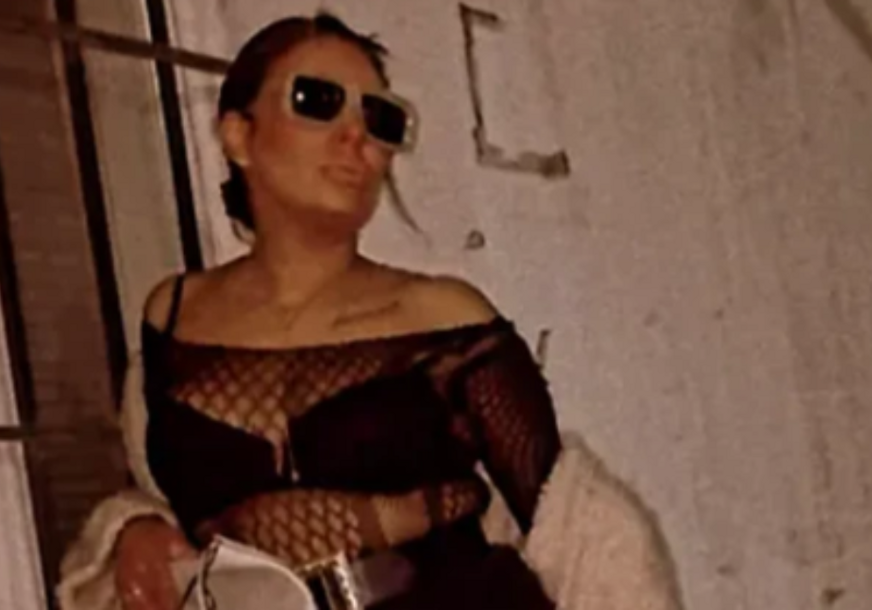 (FOTO) ANA NIKOLIĆ U VRELOM IZDANJU Pjevačica pozirala u provokativnoj majici i suknji sa šlicom do kuka, a na licu joj velike naočare