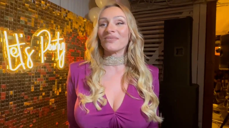 (VIDEO, FOTO) ANABELA ATIJAS PROSLAVILA 50. ROĐENDAN Pjevačica pola vijeka obilježila u haljini pripijenoj uz tijelo i sa osmijehom na licu, a evo ko se nije pojavio na veselju