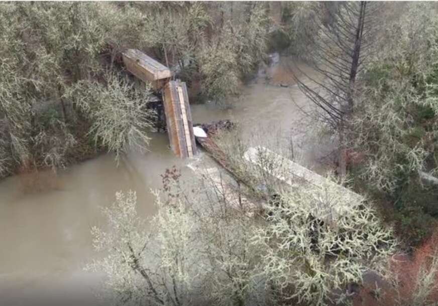 (FOTO) Vozom transportovana urea: Teretna željeznička kompozicija od 19 vagona upala u rijeku nakon URUŠAVANJA MOSTA