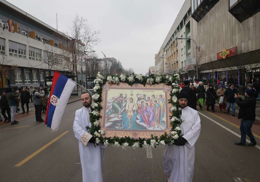 (VIDEO, FOTO) Veliki broj vjernika ispred Hrama Hrista Spasitelja: Krenula BOGOJAVLJENSKA LITIJA u gradu na Vrbasu
