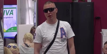 (FOTO) "Prodaje takav materijal na SAJTU ZA ODRASLE" Brendon PRERUŠEN U ŽENU leži u krevetu pored NABILDOVANOG MUŠKARCA, ovi prizori mnoge ostavili u NEVJERICI