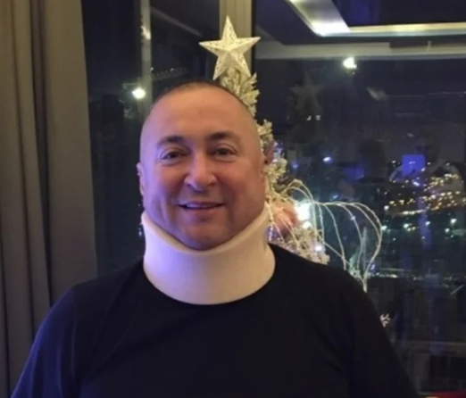 Pjevač sa kragnom oko vrata