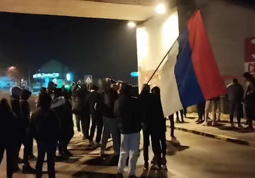 (VIDEO) FENOMENALNE SCENE U BRODU Navijači Crvene zvezde i Partizana uzvikivali poruke jedinstva i sloge, pa čestitali Dan Republike Srpske