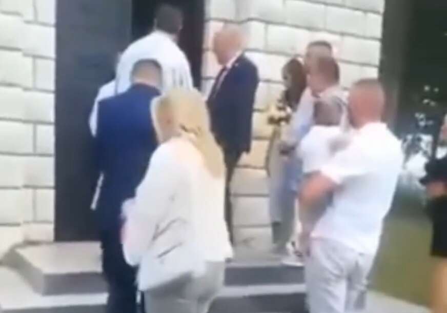 (VIDEO) "Ućuti bre" Incident ispred crkve, sveštenik se DERAO NA TRUDNU MLADU, javnost zgrožena