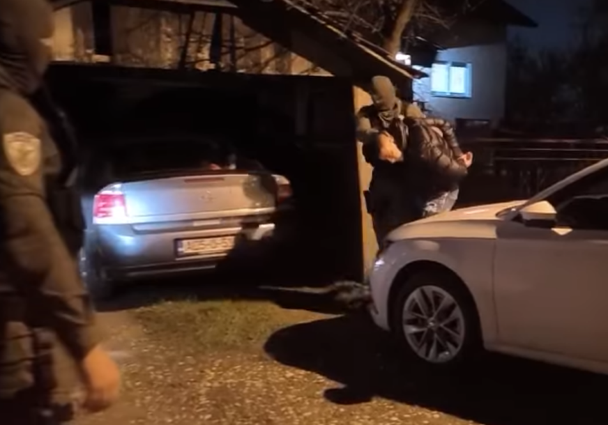(VIDEO, FOTO) Osumnjičen da je ORGANIZATOR UBISTVA Jurišića u Sremskoj Mitrovici: MUP RS se oglasio o hapšenju Zemunca, "pao" i Straživuk