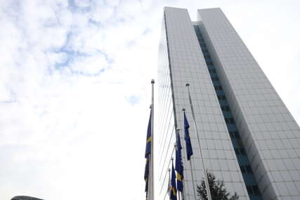 Dobre vijesti za zaposlene u institucijama BiH: Osnovica plate od 690 KM biće obračunata i retroaktivno, evo kada počinje isplata