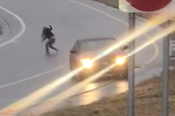 (VIDEO) NESVAKIDAŠNJA SCENA Ženi automobil proklizao na ledu, a ono što je ona uradila je ŠOKANTNO