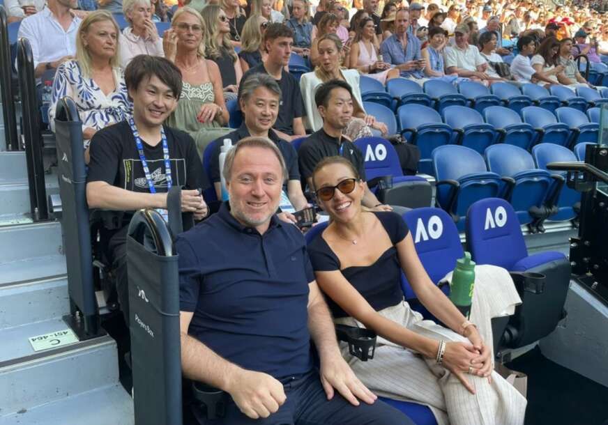 (FOTO) Jelena blista u Melburnu: Supruga Novaka Đokovića raspoložena na tribinama